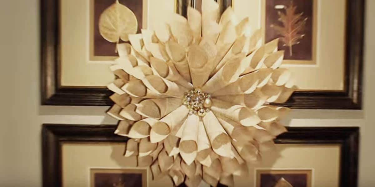 She Makes This Incredibly Beautiful Dahlia Wreath Out Of A $2 Book (Watch!) | DIY Joy Projects and Crafts Ideas