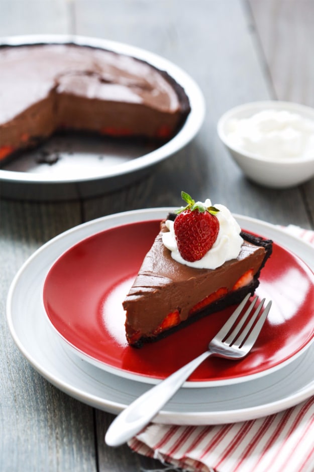 Best Pie Recipes - Chocolate Strawberry Oasis Pie - Easy Pie Recipes From Scratch for Pecan, Apple, Banana, Pumpkin, Fruit, Peach and Chocolate Pies. Yummy Graham Cracker Crusts and Homemade Meringue #recipes #dessert