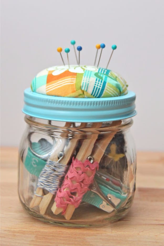 Cheap Christmas Gifts in Mason Jars - DIY Beginner Sewing Kit Mason Jar Gift - Gifts for People Who Sew - Dollar Store Crafts that Make Great DIY Christmas Presents for Friends and Family - Gifts for Her, Him, Mom and Dad - Gifts in A Jar #diygifts #christmas