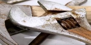 He Shows You How To Remove Rust From Those Stinky Metal Tools…