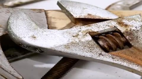 He Shows You How To Remove Rust From Those Stinky Metal Tools… | DIY Joy Projects and Crafts Ideas