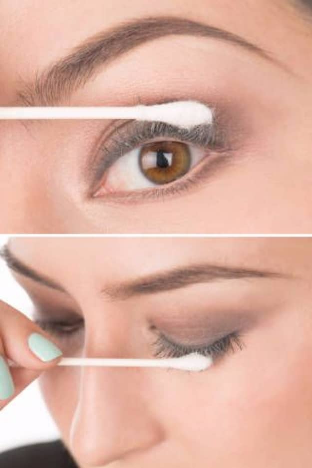 DIY Beauty Hacks - Thicken Lashes With Baby Powder - Cool Tips for Makeup, Hair and Nails - Step by Step Tutorials for Fixing Broken Makeup, Eye Shadow, Mascara, Foundation - Quick Beauty Ideas for Best Looks in A Hurry #beautyhacks #makeup