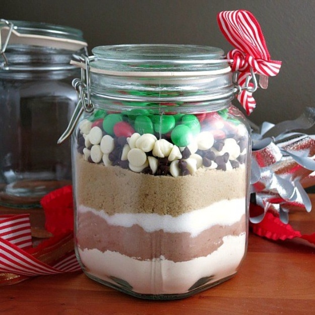 Best Mason Jar Cookies - Candy Cookies In A Jar - Mason Jar Cookie Recipe Mix for Cute Decorated DIY Gifts - Easy Chocolate Chip Recipes, Christmas Presents and Wedding Favors in Mason Jars - Fun Ideas for DIY Parties and Cheap Last Minute Gift Ideas for Friends #diygifts #masonjarcrafts