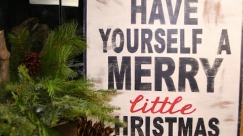Watch How She Makes This Awesome Rustic Christmas Sign Full Of Charm! | DIY Joy Projects and Crafts Ideas