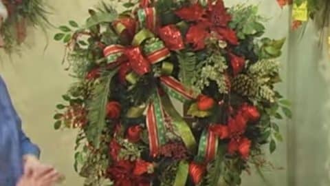 Watch How She Makes This Amazing Christmas Wreath (Stunning!) | DIY Joy Projects and Crafts Ideas