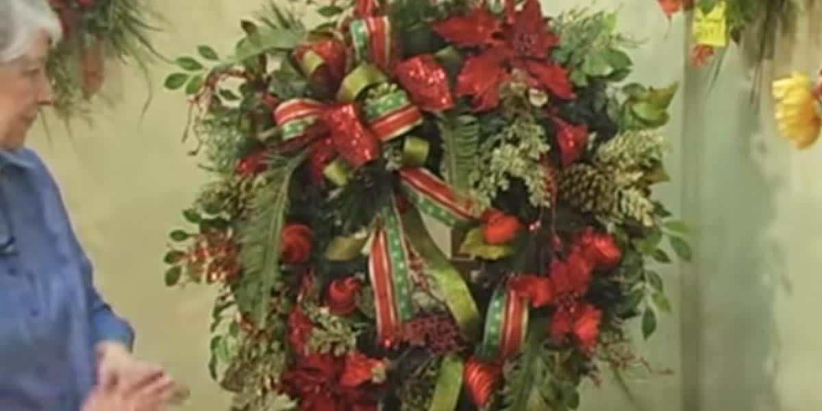 Watch How She Makes This Amazing Christmas Wreath (Stunning!) | DIY Joy Projects and Crafts Ideas