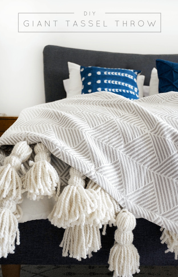 DIY Blankets and Throws - DIY Giant Tassel Throw Blanket - How To Make Easy Home Decor and Warm Covers for Women, Kids, Teens and Adults - Fleece, Knit, No Sew and Easy Projects to Make for Bed and Sofa 