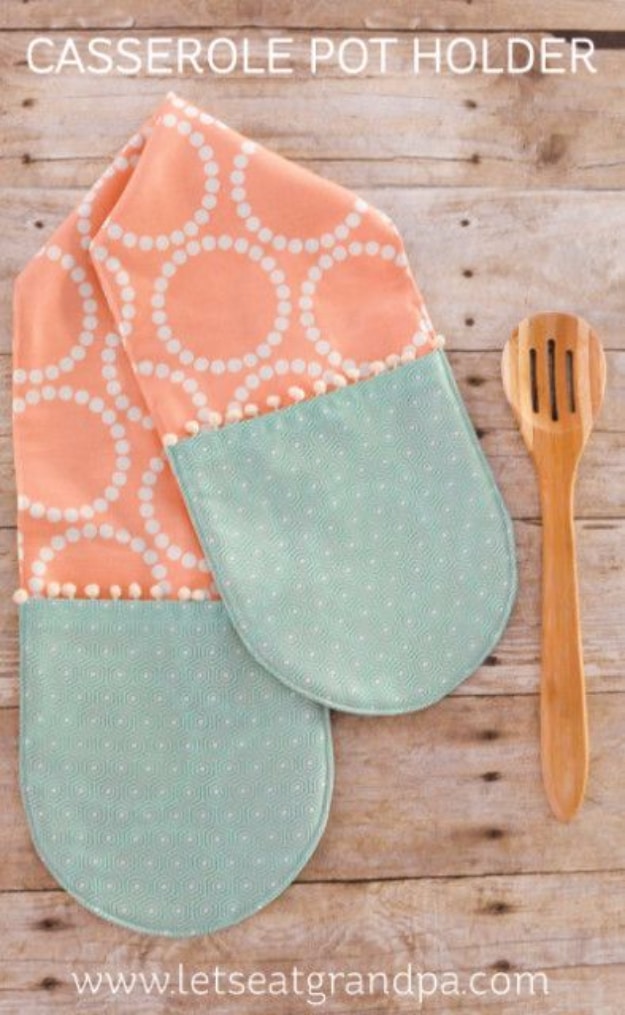 DIY Sewing Projects for the Kitchen - Easy Sew Two Hand Casserole Pot Holder - Easy Sewing Tutorials and Patterns for Towels, napkinds, aprons and cool Christmas gifts for friends and family - Rustic, Modern and Creative Home Decor Ideas #sewing 