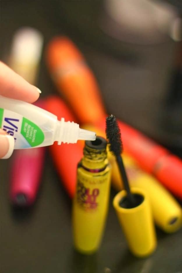 Cool DIY Makeup Hacks for Quick and Easy Beauty Ideas - Fix Clumpy Mascara - How To Fix Broken Makeup, Tips and Tricks for Mascara and Eye Liner, Lipstick and Foundation Tutorials - Fast Do It Yourself Beauty Projects for Women 