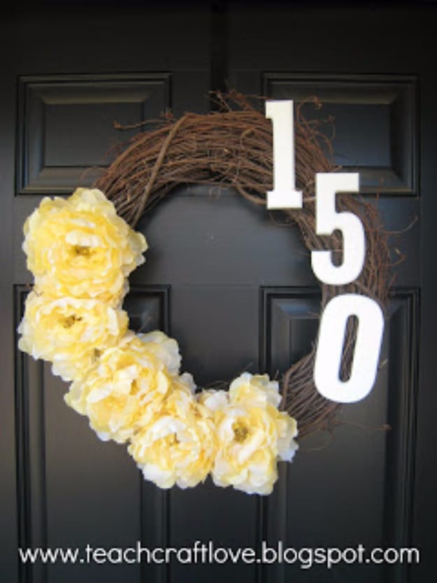 DIY Housewarming Gifts - Front Door Wreath - Best Do It Yourself Gift Ideas for Friends With A New House, Home or Apartment - Creative, Cheap and Quick Crafts and DIY Ideas for Housewarming Presents - Mason Jar Gifts, Baskets, Gifts for Women and Men #diygifts #housewarming #diyideas #cheapgifts