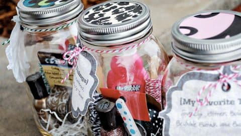 She Shows Us Some Awesome Last Minute Gifts In A Mason Jar (Watch!) | DIY Joy Projects and Crafts Ideas