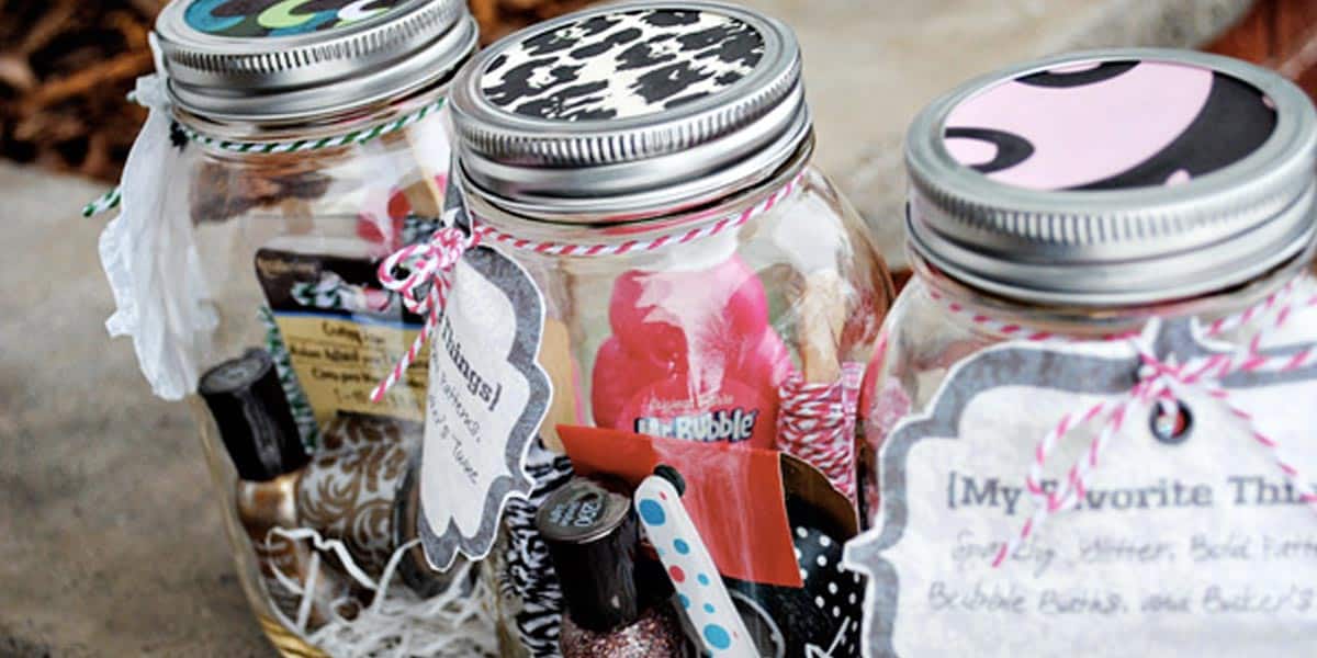 She Shows Us Some Awesome Last Minute Gifts In A Mason Jar (Watch!)