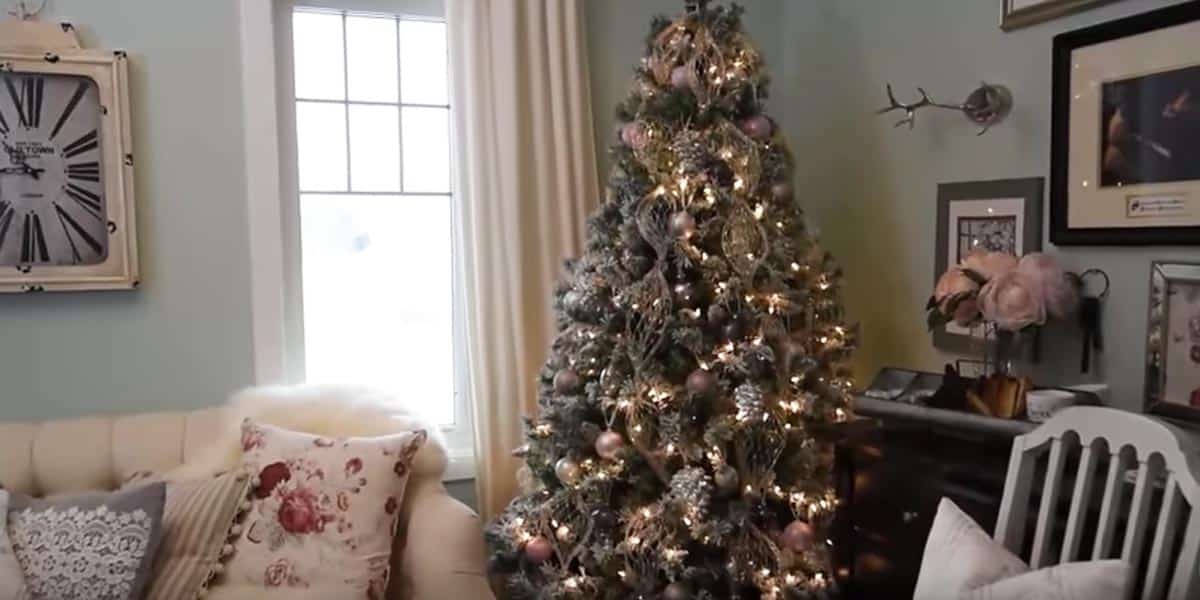 She Shows Us Some Tips On How To Decorate A Stunning Christmas Tree! | DIY Joy Projects and Crafts Ideas