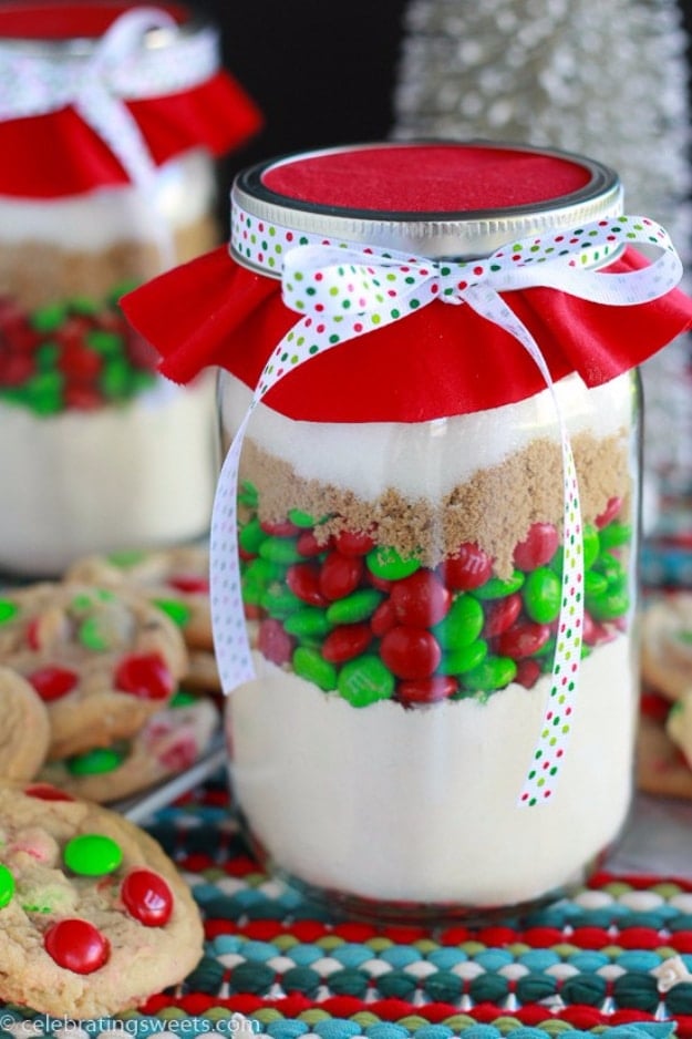 Best Mason Jar Cookies - M&M Cookie Mix In A Jar - Mason Jar Cookie Recipe Mix for Cute Decorated DIY Gifts - Easy Chocolate Chip Recipes, Christmas Presents and Wedding Favors in Mason Jars - Fun Ideas for DIY Parties and Cheap Last Minute Gift Ideas for Friends #diygifts #masonjarcrafts