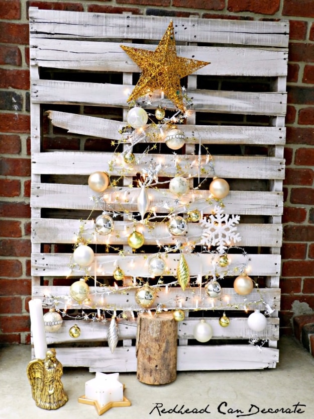 Rustic Farmhouse Decor Ideas for A Christmas Tree - Pallet Christmas Tree - Cool Handmade Ornaments, DIY Decorating Ideas and Ornament Tutorials - Cheap Christmas Home Decor - Xmas Crafts #christmas #diy #crafts