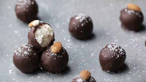Chocolate Coconut Almond Balls Are Ridiculously Easy To Make —  Great Last Minute Treat (Delicious!) | DIY Joy Projects and Crafts Ideas