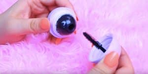 Watch How She Makes Her Own Mascara (Wow!)