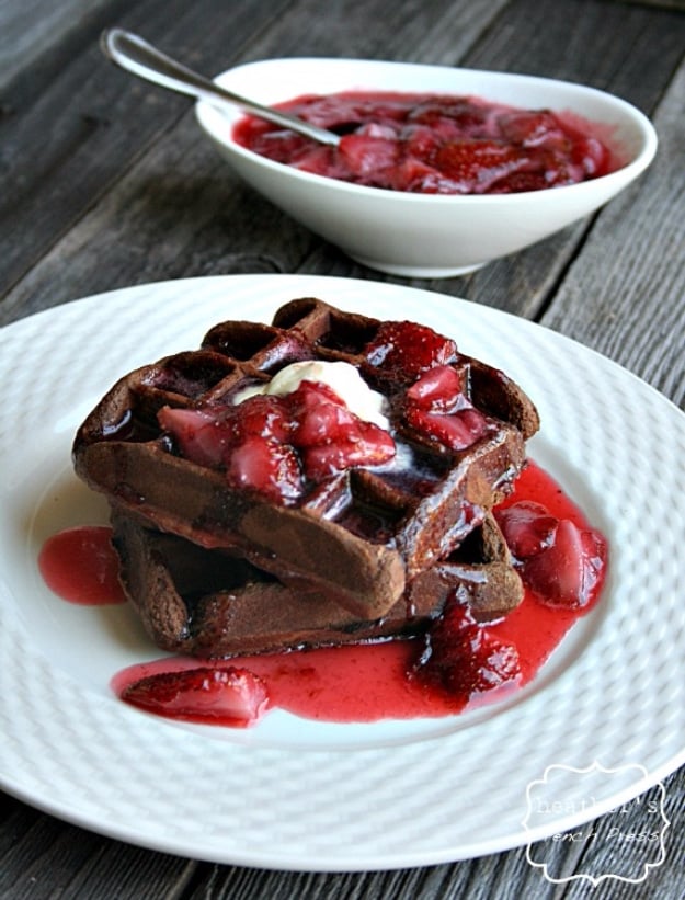 Waffle Iron Hacks and Easy Recipes for Waffle Irons - Brownie Batter Waffles With Strawberry Syrup - Quick Ways to Make Healthy Meals in a Waffle Maker - Breakfast, Dinner, Lunch, Dessert and Snack Ideas - Homemade Pizza, Cinnamon Rolls, Egg, Low Carb, Sandwich, Bisquick, Savory Recipes and Biscuits #diy #waffle #hacks