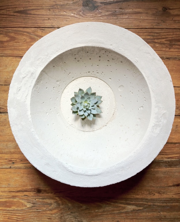 DIY Projects Made With Concrete - DIY Concrete Bowl - Quick and Easy DIY Concrete Crafts - Cheap and creative countertops and ideas for floors, patio and porch decor, tables, planters, vases, frames, jewelry holder, home decor and DIY gifts