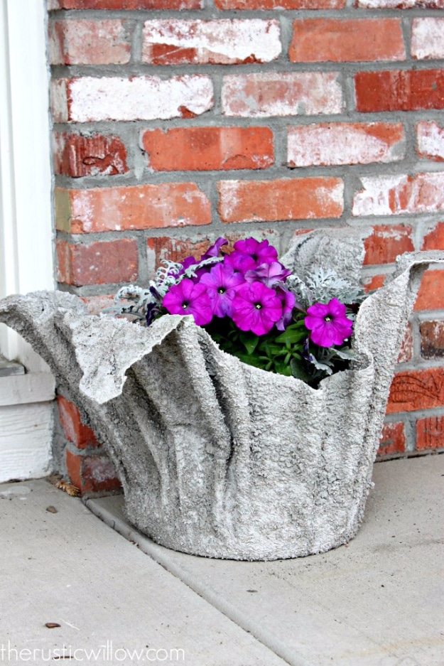 DIY Projects Made With Concrete - DIY Concrete Planter - Quick and Easy DIY Concrete Crafts - Cheap and creative countertops and ideas for floors, patio and porch decor, tables, planters, vases, frames, jewelry holder, home decor and DIY gifts