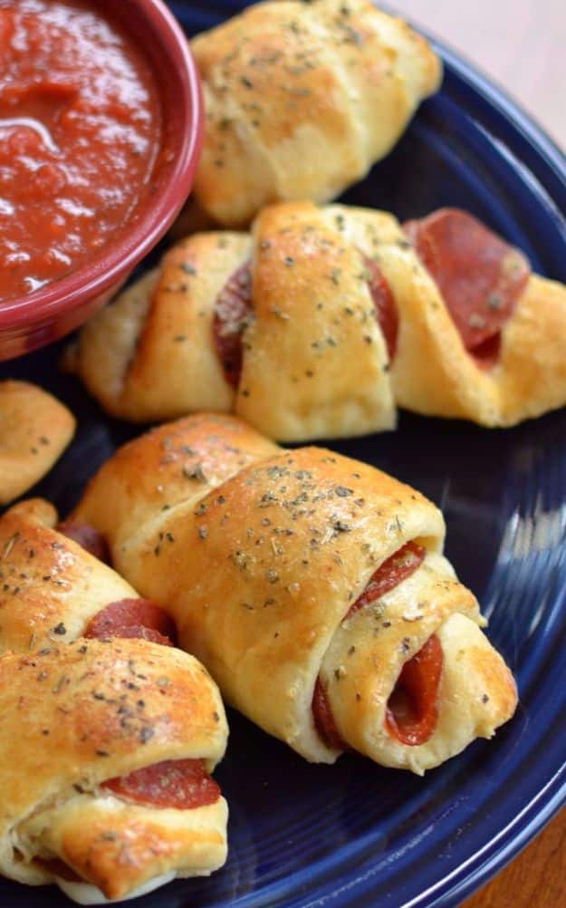 Best Crescent Roll Recipes - Easy & Kid Friendly Mozzarella Pepperoni Croissants - Easy Homemade Dinner Recipe Ideas With Cresent Rolls, Breakfast, Snack, Appetizers and Dessert - With Chicken and Ground Beef, Hot Dogs, Pizza, Garlic Taco, Sweet Desserts #recipes