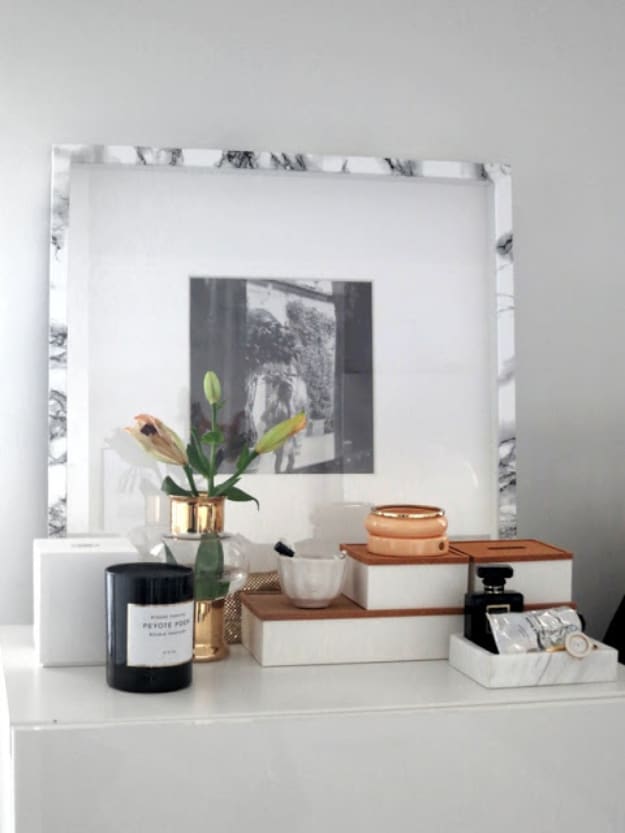 DIY Faux Marble Ideas - Faux Marble Frame - Easy Crafts and DIY Projects With Faux Marbling Tutorials - Paint and Decorate Home Decor, Creative DIY Gifts and Office Accessories 