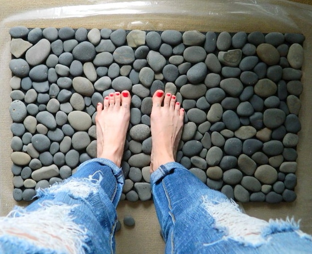 Pebble and Stone Crafts - Ocean Stone Bath Mat - DIY Ideas Using Rocks, Stones and Pebble Art - Mosaics, Craft Projects, Home Decor, Furniture and DIY Gifts You Can Make On A Budget #crafts