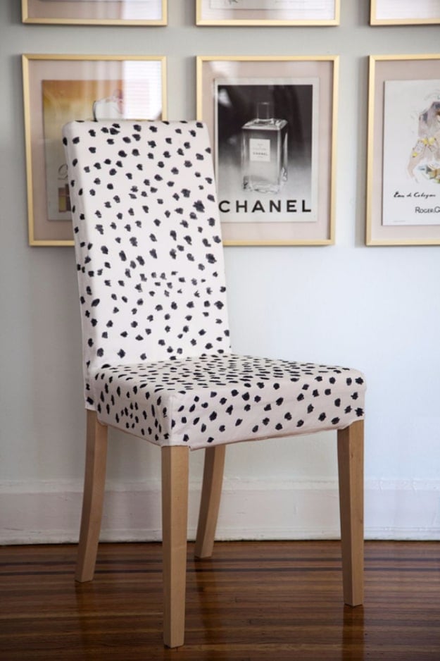 DIY Sharpie Crafts - Sharpie Chair Cover - Cool and Easy Craft Projects and DIY Ideas Using Sharpies - Use Markers To Decorate and Design Home Decor, Cool Homemade Gifts, T-Shirts, Shoes and Wall Art. Creative Project Tutorials for Teens, Kids and Adults #sharpiecrafts #diyideas #cheapcrafts