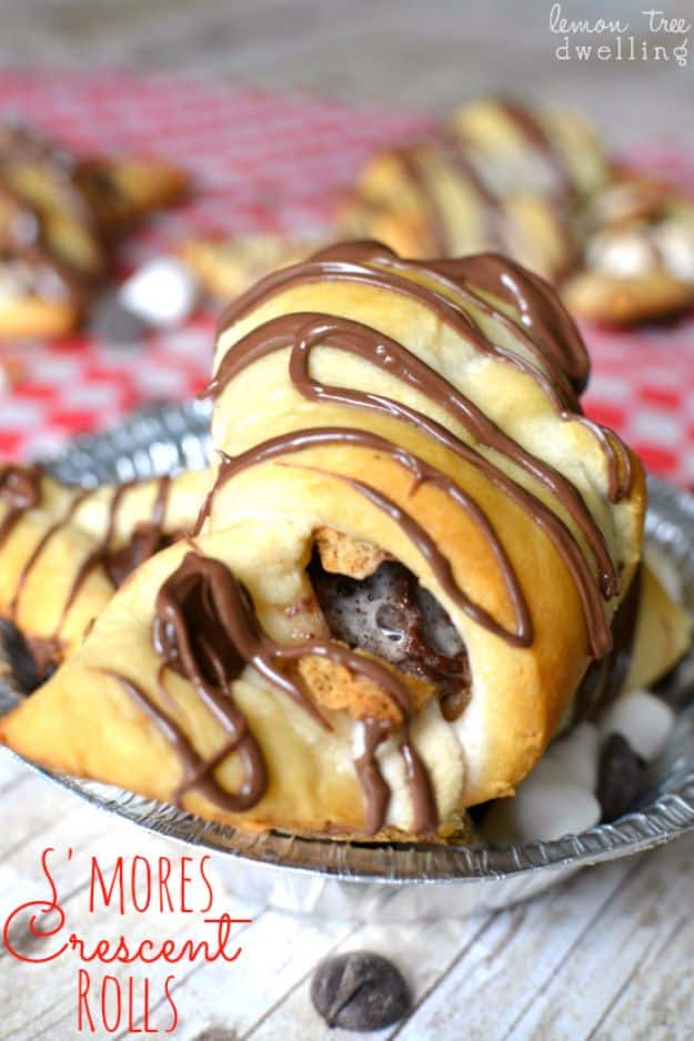 Best Crescent Roll Recipes - S'mores Crescent Rolls - Easy Homemade Dinner Recipe Ideas With Cresent Rolls, Breakfast, Snack, Appetizers and Dessert - With Chicken and Ground Beef, Hot Dogs, Pizza, Garlic Taco, Sweet Desserts #recipes