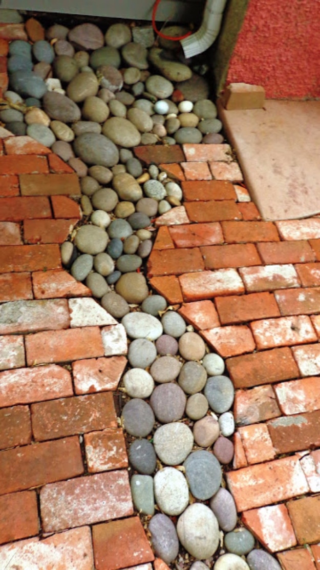 Pebble and Stone Crafts - Stone Pathway - DIY Ideas Using Rocks, Stones and Pebble Art - Mosaics, Craft Projects, Home Decor, Furniture and DIY Gifts You Can Make On A Budget #crafts