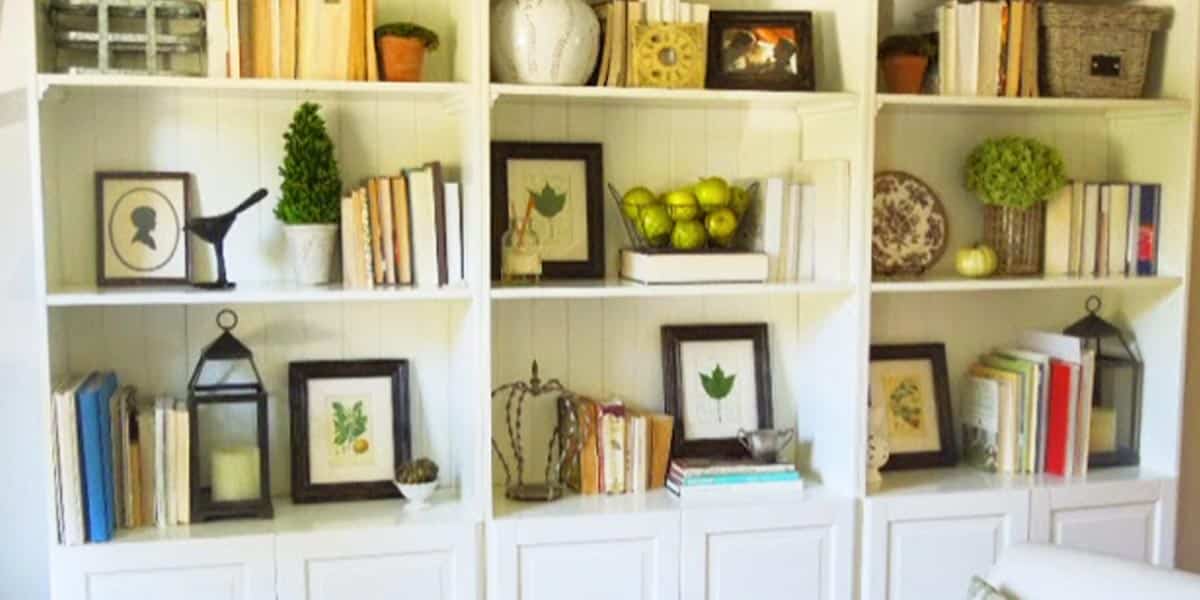 She Shows Us 5 Tips To Achieve A Professionally Arranged Look On Her Bookshelf! | DIY Joy Projects and Crafts Ideas