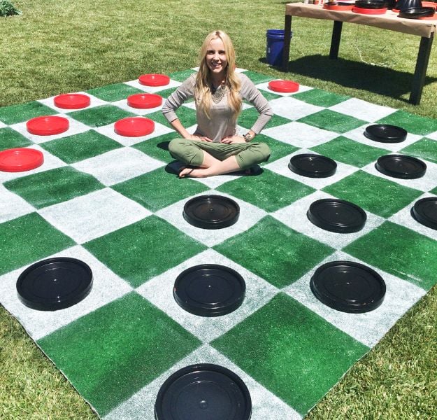 Best DIY Backyard Games - DIY Lawn Checkers - Cool DIY Yard Game Ideas for Adults, Teens and Kids - Easy Tutorials for Cornhole, Washers, Jenga, Tic Tac Toe and Horseshoes - Cool Projects for Outdoor Parties and Summer Family Fun Outside #diy #backyard #kids #games