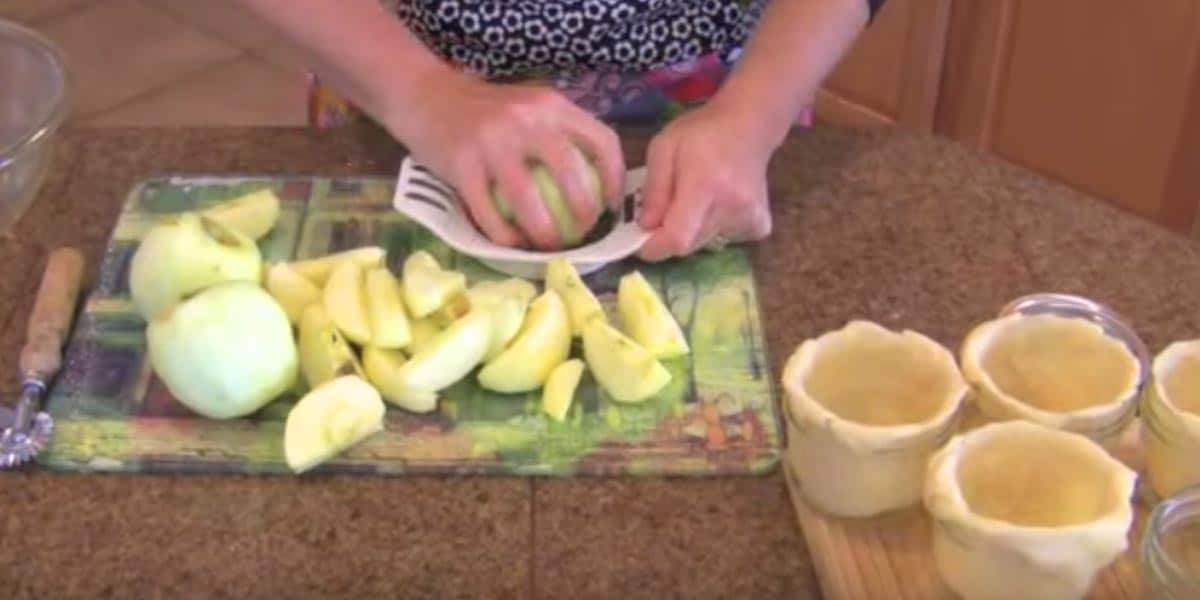 Crafty Woman Puts Pie Crust In A Mason Jar But What She Adds Next Creates This Yummy Treat (Watch!) | DIY Joy Projects and Crafts Ideas