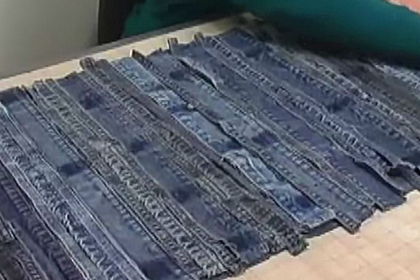How to Make A Denim Floor Mat - DIY Rug Idea