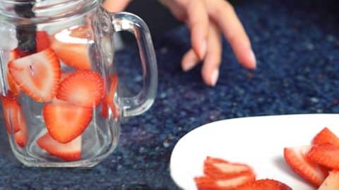 She Makes A Smoothie But It’s The Secret Ingredient She Uses That Helps With Weight Loss (Watch!) | DIY Joy Projects and Crafts Ideas