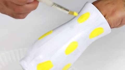 He Paints This Vase With Splashes Of Yellow, But It’s What He Adds Next That Really Makes It Pop (Watch!) | DIY Joy Projects and Crafts Ideas