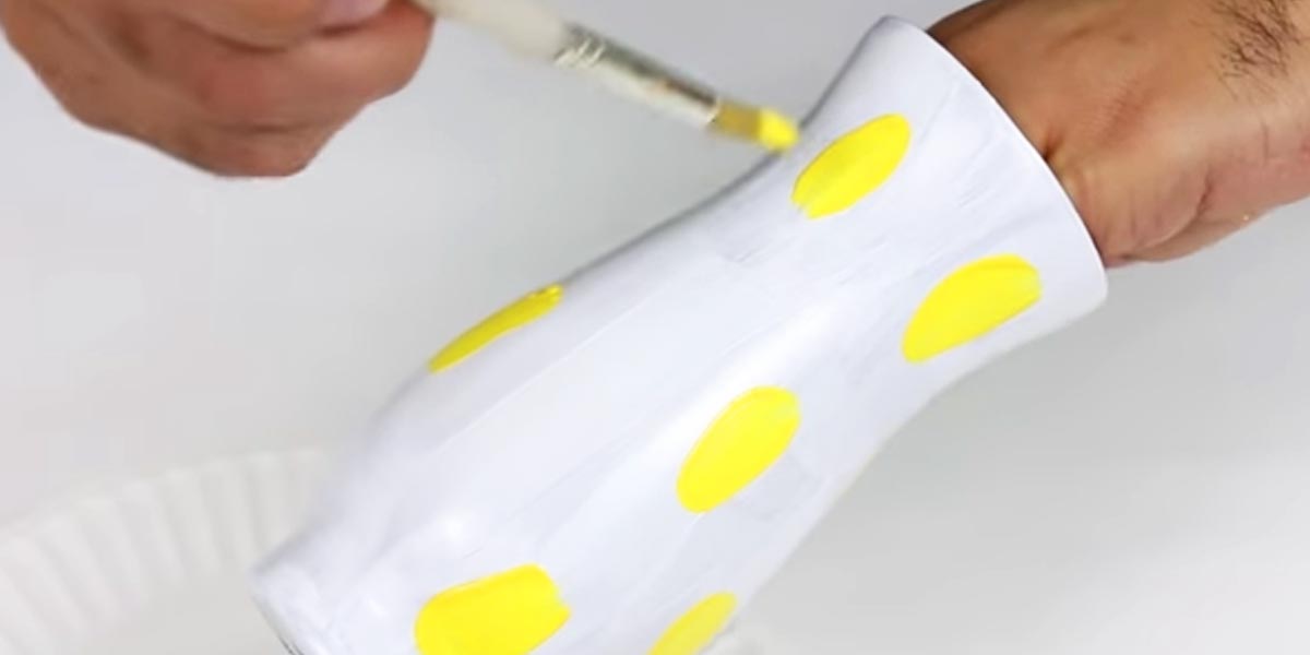 He Paints This Vase With Splashes Of Yellow, But It’s What He Adds Next That Really Makes It Pop (Watch!) | DIY Joy Projects and Crafts Ideas