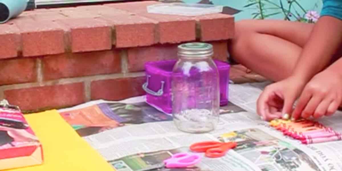 Crayon Drip Art Is Cool, But What Happens When You Add A Mason Jar To The Mix Is Unbelievable! | DIY Joy Projects and Crafts Ideas