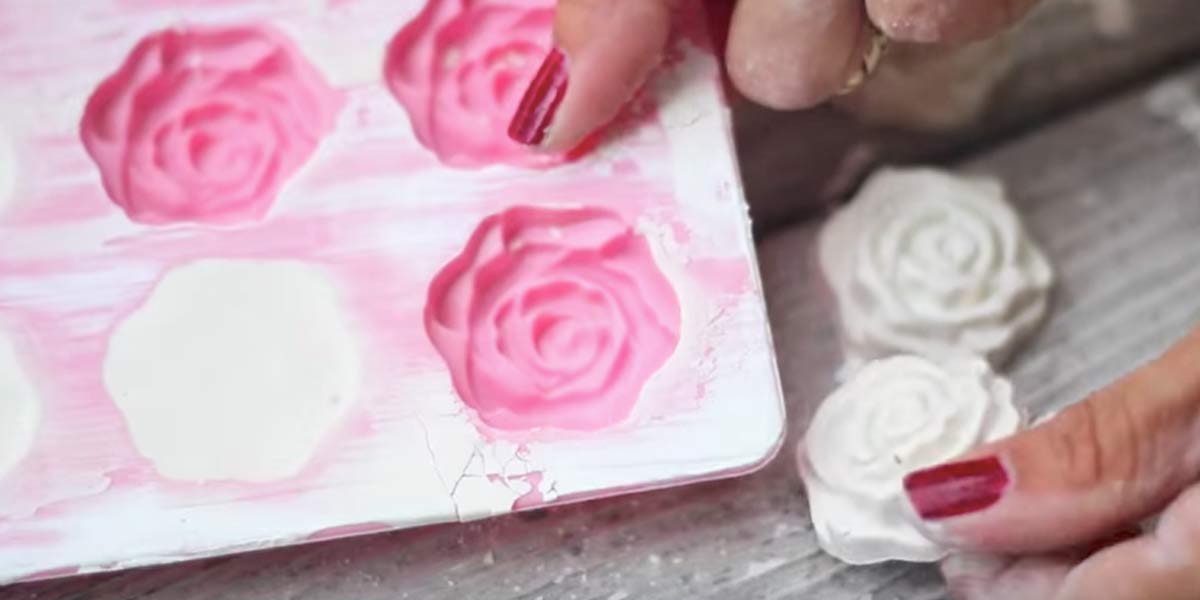 You Won’t Believe The Incredible Thing She Makes With Plaster Chalk And A Cake Mold (Watch!) | DIY Joy Projects and Crafts Ideas