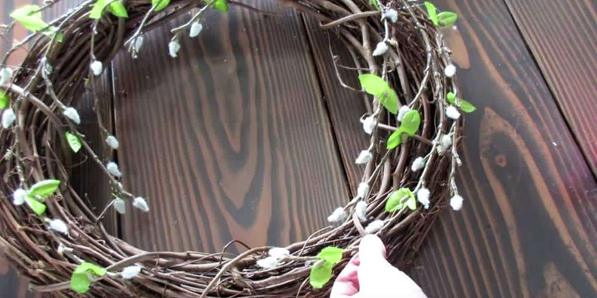 She Makes A Pottery Barn Inspired Wreath And The Final Touch Is A Stroke of Genius (Easy!) | DIY Joy Projects and Crafts Ideas