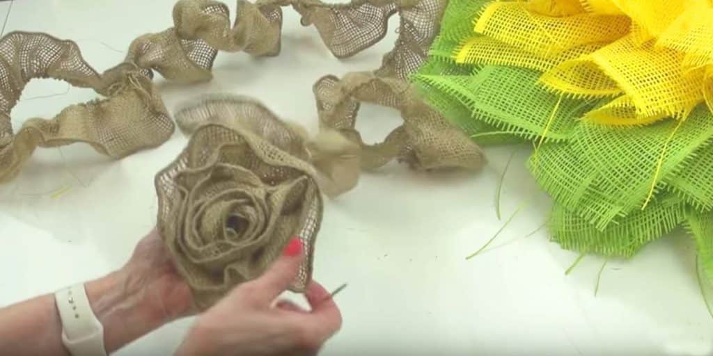 Country Crafts to Make And Sell - DIY Sunflower Wreath - Easy DIY Home Decor and Rustic Craft Ideas - Step by Step Farmhouse Decor To Make and Sell on Etsy and at Craft Fairs - Tutorials and Instructions for Creative Ways to Make Money - Best Vintage Farmhouse DIY For Living Room, Bedroom, Walls and Gifts #craftstosell #countrycrafts #etsyideas