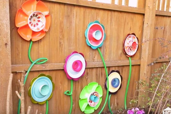 Dollar Store Crafts - Backyard DIY Fence Decor - Easy Weekend Projects
