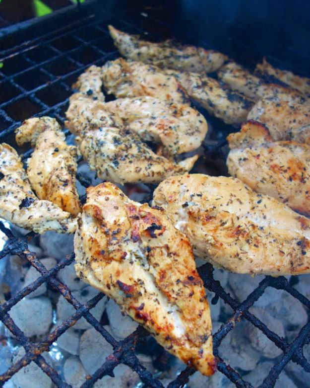 Best Recipes Made With Beer - Garlic Beer Marinated Chicken - Easy Dinner, Lunch and Snack Recipe Ideas Made With Beer - Food for the Slow Cooker and Crockpot, Meat and Chicken Dishes, Appetizers, Homemade Pretzels, Summer BBQ Sauces and PArty Food Ideas 