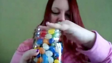 She Puts Jelly Beans In A Mason Jar And You’ll Be Surprised When You See What She Does Next (Watch!) | DIY Joy Projects and Crafts Ideas