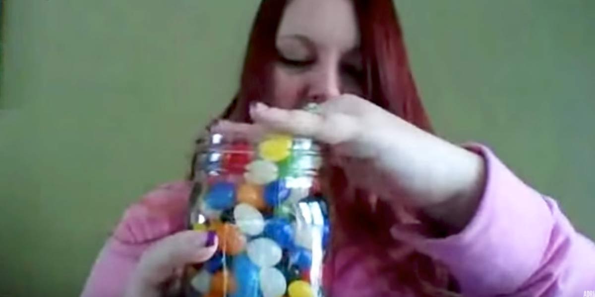 She Puts Jelly Beans In A Mason Jar And You’ll Be Surprised When You See What She Does Next (Watch!) | DIY Joy Projects and Crafts Ideas