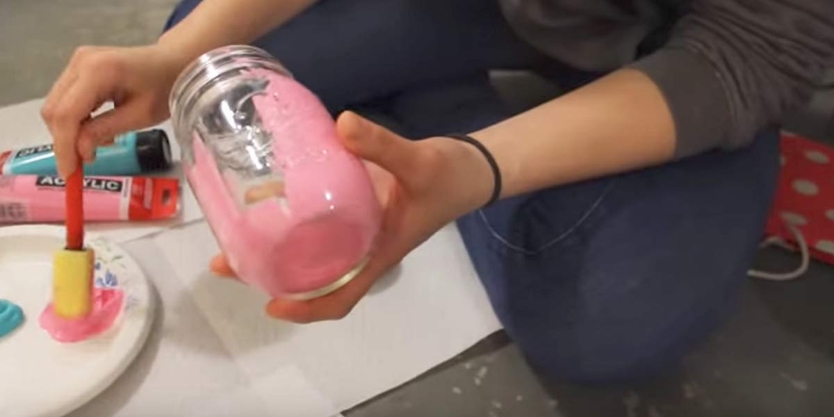 She Paints A Mason Jar To Add Some Glam To Her Home, But The Real Kicker Is What She Adds Next (Watch!) | DIY Joy Projects and Crafts Ideas