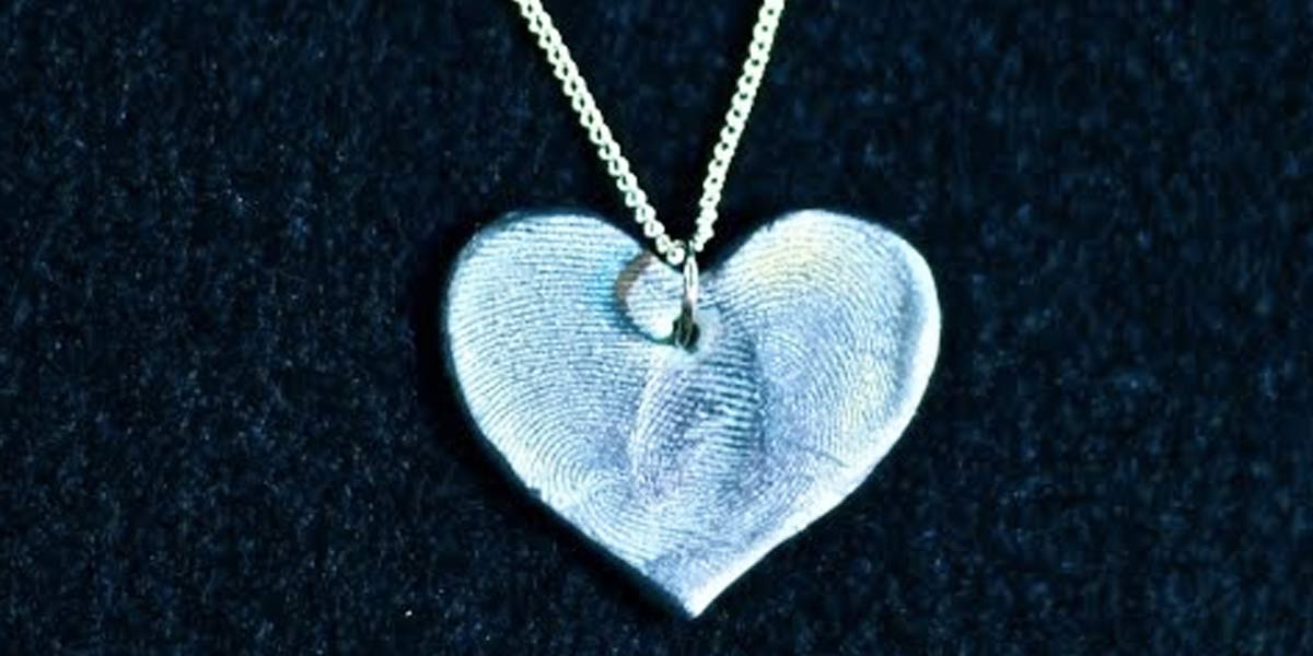 What Could Be A Better Gift For Mother’s Day Than A Heart With Your Loved One’s Fingerprints On It? | DIY Joy Projects and Crafts Ideas