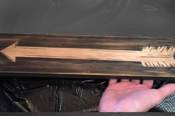 DIY Arrow Sign From Pallet