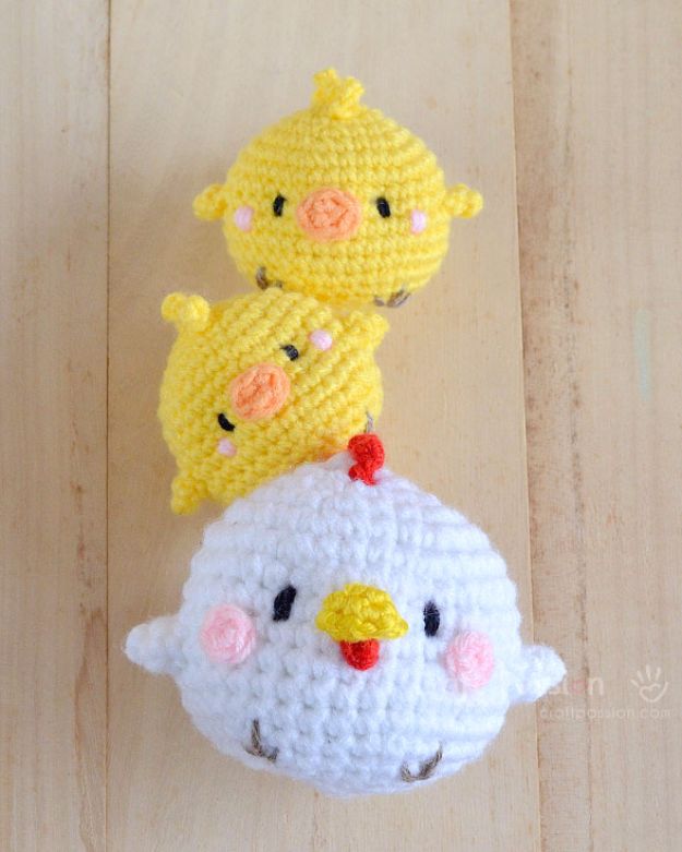 Free Amigurumi Patterns For Beginners and Pros - Hen & Chicks Amigurumi - Easy Amigurimi Tutorials With Step by Step Instructions - Learn How To Crochet Cute Amigurimi Animals, Doll, Mobile, Mini Elephant, Cat, Dinosaur, Owl, Bunny, Dog - Creative Ways to Crochet Cool DIY Gifts for Kids, Teens, Baby and Adults #amigurumi #crochet