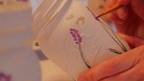 She Puts Lavender And Green Paint On Mason Jars, But What She Does Next Is So Clever! | DIY Joy Projects and Crafts Ideas